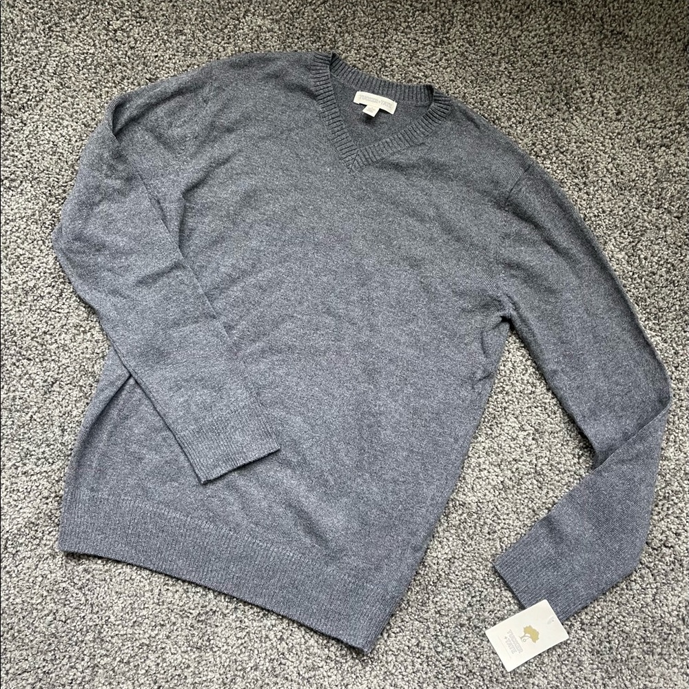 Grey boys v neck sweater - NWT - tucker+tate - size L (10/12)